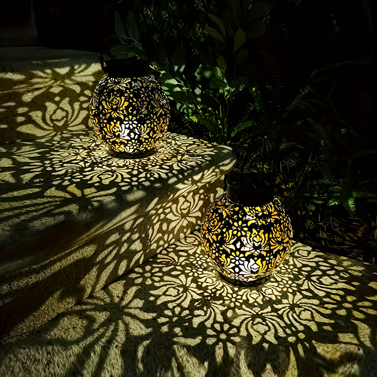 2 Stück Outdoor-Solarhängelampe, Dekolicht mit Griff für den Schreibtisch, Marokkanische LED-Laterne aus Metall, Solarlicht für Garten, Terrasse, Rasen und Hinterhof