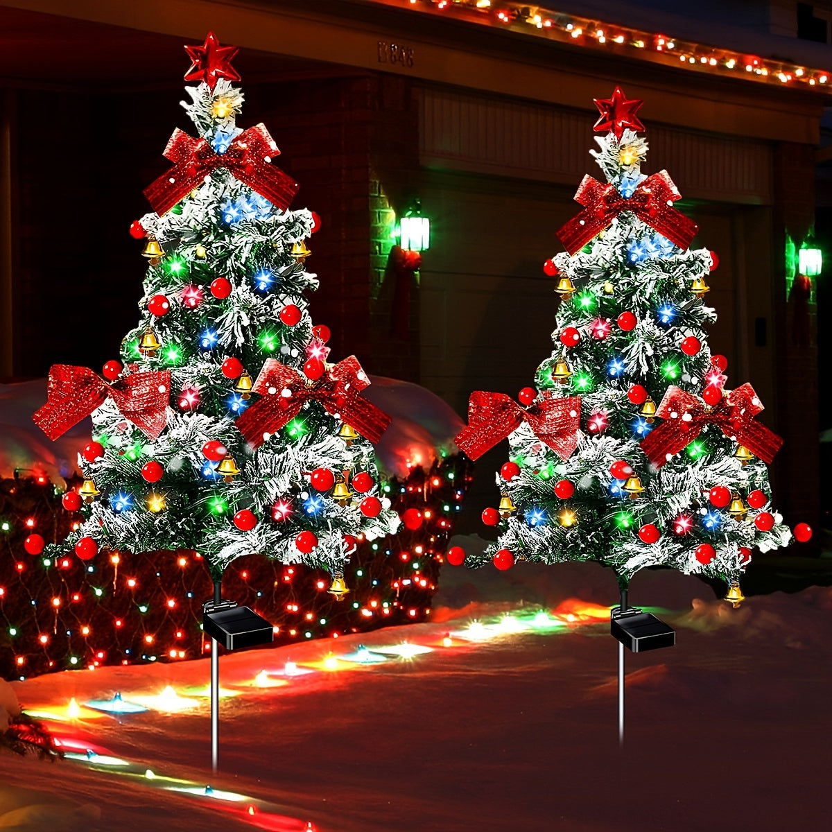 1/2/4er-Pack Solar-Zedernweihnachtsbäume mit Schneeflocken, Schleifen, Glocken & roten Beeren – Festliche Rasendekoration für nachts leuchtende bunte Lichter